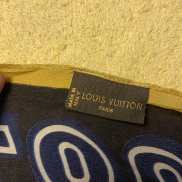 Louis Vuitton Silk Scarf/Wrap - Picture 15 of 16